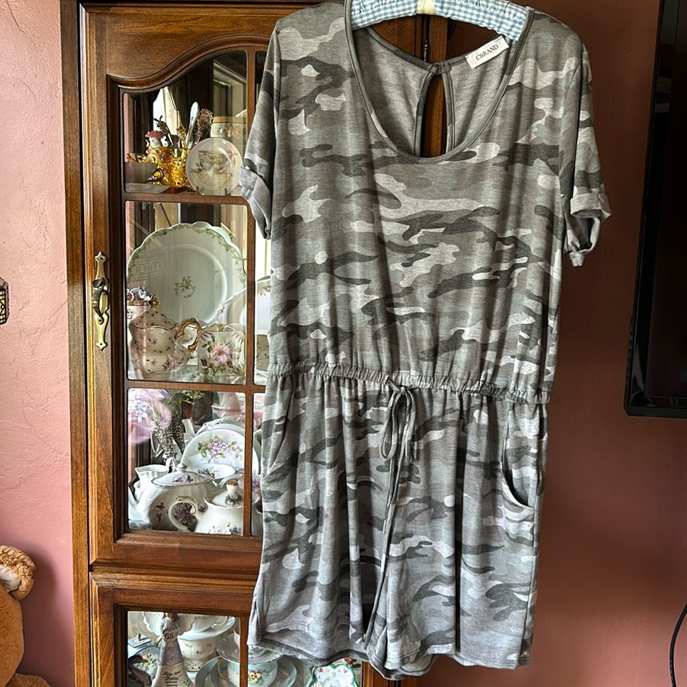 Camo jumper with 2 side pockets, key hole on back, rolled sleeves. NWOT. SS
